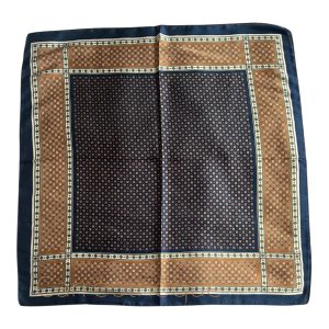 Foulard carré 70 petit motif carreaux bleu marine beige satin soyeux