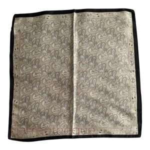 Carré foulard 70cm bandana satin soyeux motif cachemire beige et noir