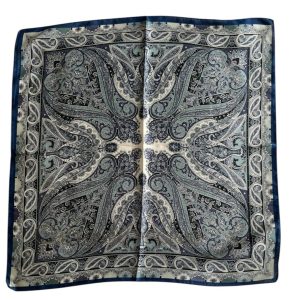 Foulard carré satin soyeux fin dessin cachemire bleu marine