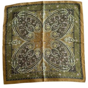 Foulard carré bandana satin soyeux cachemire et fleurs kaki