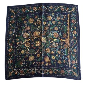 Foulard carré bandana satin soyeux fleurs cachemire et oiseaux paon
