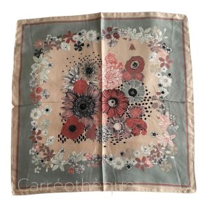 Foulard carré bandana 70cm satin soyeux effet soie fleurs rose pastel fond gris