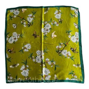 Foulard carré bandana 70cm satin soyeux effet soie papillons et fleurs