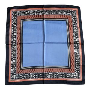 Foulard carré 70cm bandana satin soyeux motif géométrique classique élégant bleu marine corailFoulard carré 70cm bandana satin soyeux motif géométrique classique élégant bleu marine corail