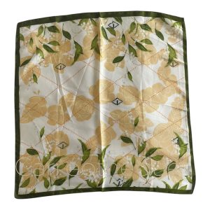Foulard carré satin bandana effet soie motif fleurs muguet