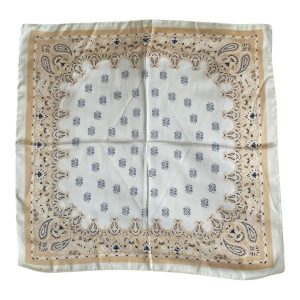 Foulard carré bandana satin motif traditionnel cachemire beige crème