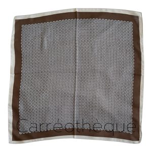 Foulard carré 70x70cm tweed toucher cachemire doux et confortable petit motif minimaliste beige marron