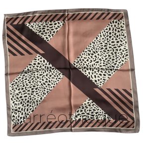 Foulard carré 70x70cm satin soyeux imprimé animal léopard et motif géométrique marron effet soie