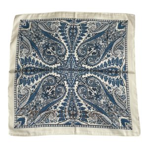 Foulard carré 70x70cm satin effet soie motif cachemire bleu sur fond blanc crème