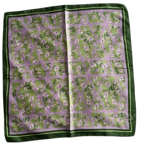 Foulard carré 70x70cm satin soyeux bandana motif fleurs Lila fond vert