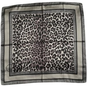 Foulard carré 70x70cm satin soyeux imprimé animal léopard gris noir effet soie