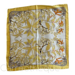 Foulard carré 70x70cm satin soyeux motif végétal jaune orange