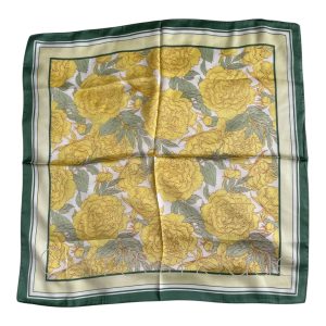 Foulard carré 70x70cm satin soyeux bandana motif fleurs pivoines jaune dessin botanique végétal tour vert