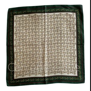 Foulard carré bandana satin soyeux motif étriers équestre vert classique chic