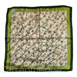 Foulard carré 70x70cm satin soyeux motif branches en fleurs et papillons vert anis