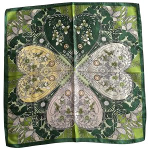 Foulard carré 70x70cm satin soyeux bandana effet soie motif trèfle vert végétal