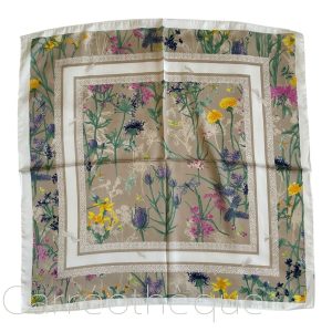 Foulard carré 70x70cm satin soyeux motif dessin botanique de fleurs et libellules beige