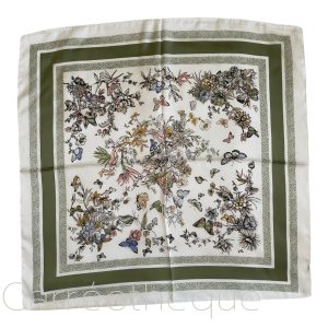 Foulard carré 70x70cm satin soyeux motif dessin botanique de fleurs et papillons vert kaki