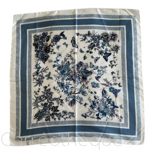 Foulard carré 70x70cm satin soyeux motif dessin botanique de fleurs et papillons bleu