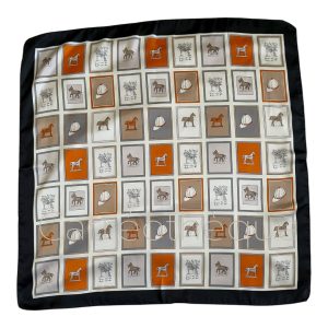 Foulard carré 70x70cm satin motif équestre petits chevaux beige orange gris tour noir