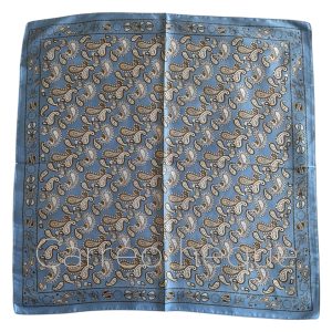 Foulard carré bandana 70x70cm satin soyeux motif cachemire bleu pastel dessin moutarde