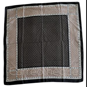 Foulard carré bandana satin soyeux petit motif géométrique chic noir beige