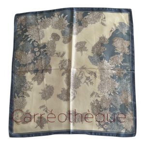 Foulard carré 70x70cm satin motif fleurs pivoines bleu pastel
