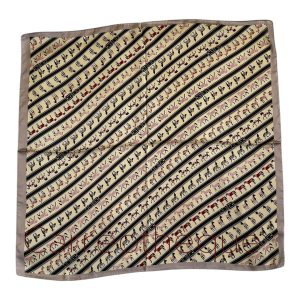 Foulard carré 70x70cm satin motif équestre petits chevaux couvertures de selles